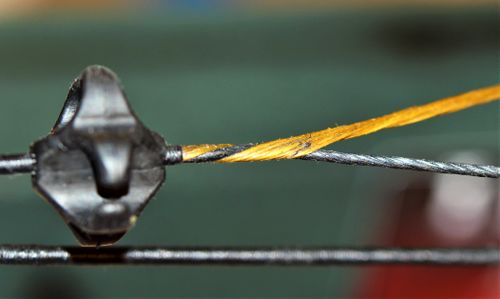 Teveel spanning in de kabels kan er voor zorgen dat de yokes gaan opdraaien... dit geeft een heel slecht resultaat en zorgt voor een heel ontstabiel tuning beeld. Let ook op de richting waarin je de Yokes opdraait zodat die tegengesteld is aan de richting waarin de kabel opgedraaid is zodat de torsies in de kabel en yokes, wanneer ze onder spanning zijn elkaar opheffen en niet versterken.