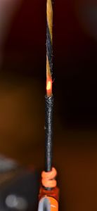 Zet de laser op de pees. De laser dient perfect in het midden te staan. Pas de uitlijning van de laser alignment tool aan zodanig dat de laser perfect op de pees schijnt. Je kan dit controleren door bv in het verlengde van de laser naar het patroon op de muur of op je hand te kijken. De hoeveelheid licht die links en rechts van de pees valt dient gelijk te zijn.