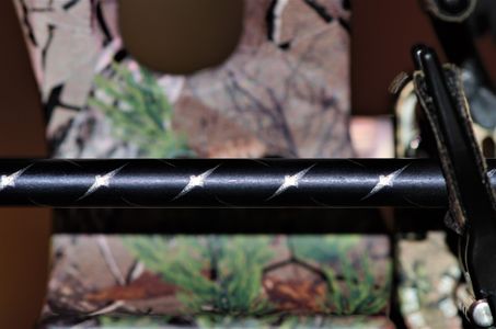 Pas je pijlenoplegger zodanig in hoogte aan zodat je pijl perfect in het midden ligt van de twee gaten die door de fabrikant voorzien zijn om het centrum van de boog aan te geven.