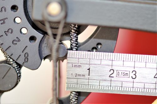 De timing van de stop van de bovenste cam is bij deze boog (Diamond Infinite Edge) niet perfect. Waar de onderste stop de pees reeds raakt, is de bovenste nog niet ver genoeg. De kabel die aan de bovenste cam trekt dient dus was aangespannen te worden.