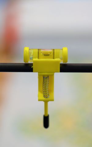 Handige hulpmiddelen om de boog en pijl waterpas te houden zijn in de handel verkrijgbaar.