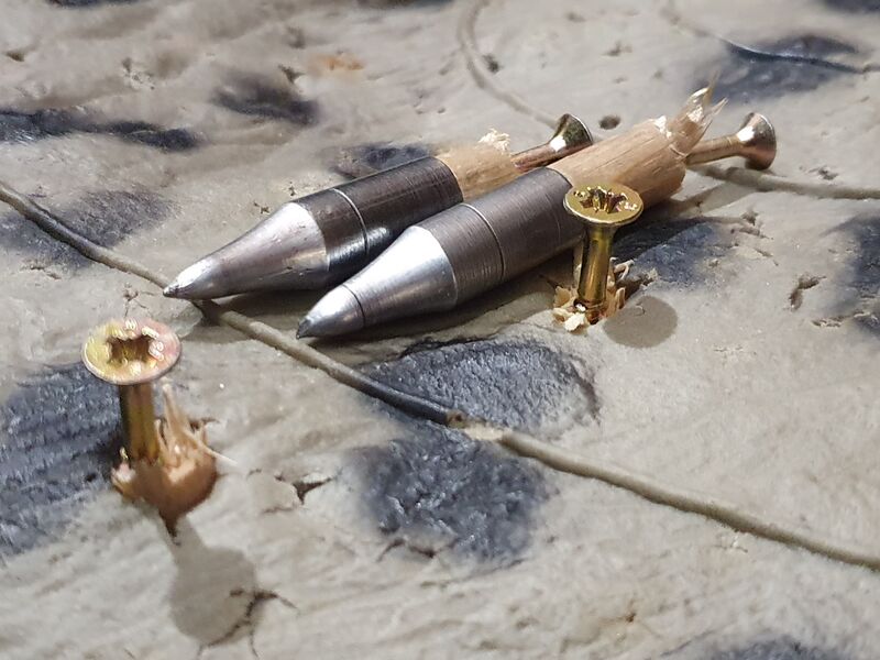 File:Houten pijlen uit een doel trekken 20240110 215225.jpg