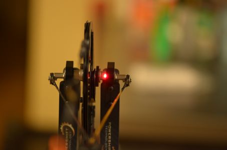 De fabrikant van je boog zal je een laser reference chart geven waar exact op aangegeven staat waar de laser dient uit te komen wanneer de cam lean juist staat.