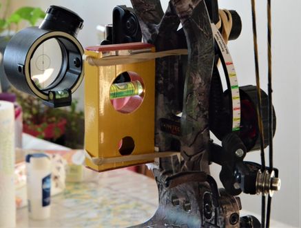 Een bijkomende waterpas is nodig die tegen de riser gezet moet worden. Hiervan met je 100% zeker zijn dat die perfect recht is en dat de waterpas ook zelf perfect geijkt is. Dit model heb ik uit een erg goedkope waterpas gesneden en die staat zelf niet perfect, vandaar dat er een kleine aanpassingen met een stukje papier nodig is.