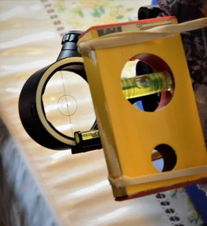 Door de boog 45° naar voor te kantelen kan je zien of de derde as goed staat of niet. In dit geval niet, en de Truglo Range Rover Pro micro heeft bij mijn weten geen mogelijkheid om de 3-de as aan te passen. Ik zal daar bij sterk neerwaardse schoten rekening mee moeten houden.